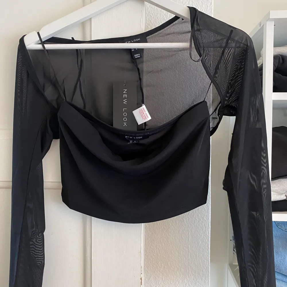 Bandeau topp med tillhörande bolero i mesh från ASOS. Aldrig använd och med prislapp kvar  Storlek 36  Köparen står för frakten . Toppar.