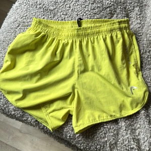 Head paddel shorts - Paddelshorts eller träningsshorts funkar till båda. Stretchiga i tyget med cykelbyxor i.  Köparen står för frakten 🎀