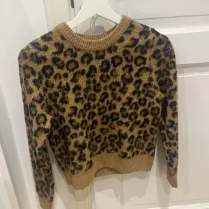 säljer denna jätte fina stickade tröja med leopard mönster 🥰🩷