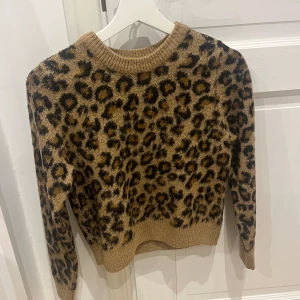 leopard tröja  - säljer denna jätte fina stickade tröja med leopard mönster 🥰🩷