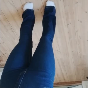 Blåa flares! - Ett par skitsnygga blå flares från lager! Använda endast ett par fåtal ggr. Inga skador alls, storlek XS och stretchiga! Tvättade och frakt står jag för:) Köpta för 300:-