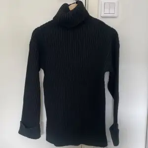 Svart tjockare tröja, köpt från NA-KD använt 1 gång, nypris 429 säljer för 250