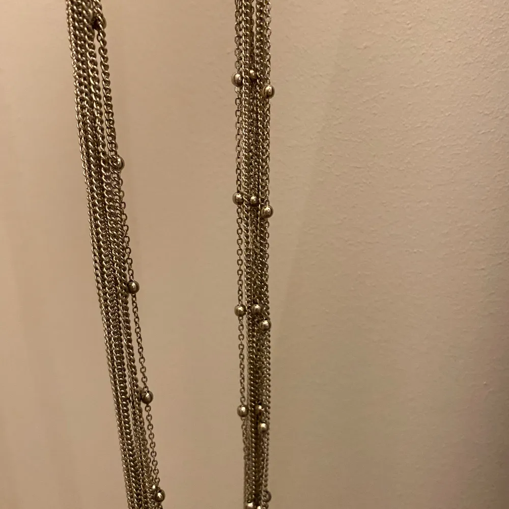 Silver Halsband från ur&penn som är oanvänt🤝🏻 Väldigt långt men går att styla på flera olika sätt och korta ner halsbandet som man själv tycker✌🏻 Konstar ca 80-90 kr ordinarie🙄. Accessoarer.