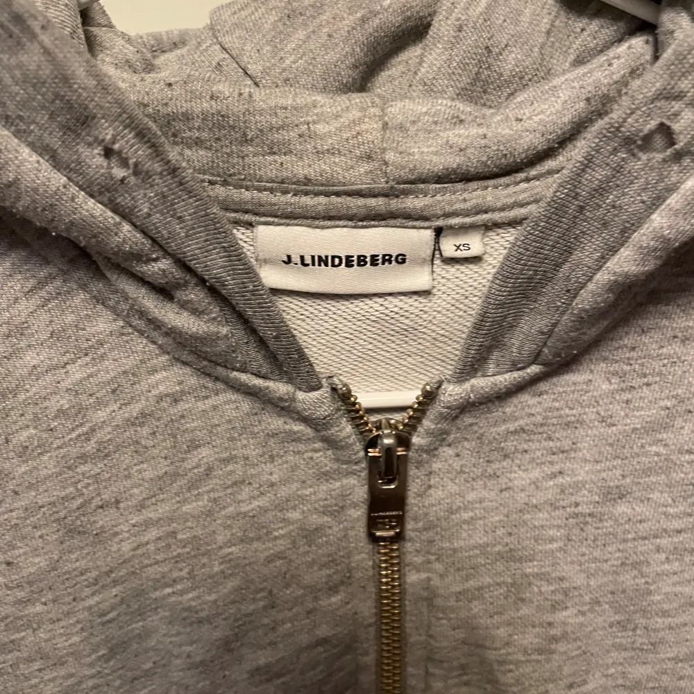 Fet grå J. Lindberg zip hoodie i använt skick. Storlek xs. Hoodies.