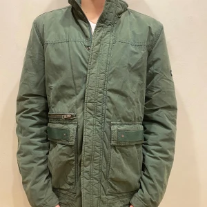 Jacka Hilfiger Denim  -  Jacka Hilfiger Denim  Modell: 184cm & väger 84kg  Skick: allmänt använd, fläckig fram Färg: Grön  