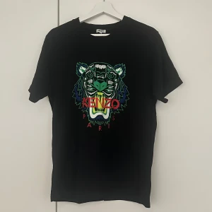 Kenzo T-shirt lejon  - Fint skick men använd 