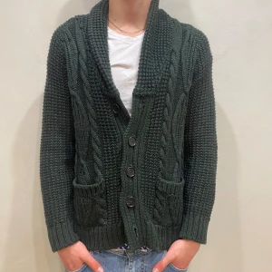 Kofta Zara  - Kofta Zara Modell: 184cm & väger 84kg Skick: allmänt använd  Färg: grön  Material: akryl, ull