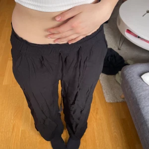 Svarta linnebyxor - Söker mina svarta linnebyxor. De är hela och ganska oanvända. Perfekta att ha en sommardag eller varm vårdag. De är väldigt stretchiga och passar därför mig sol har 38 även om lappen säger 34.