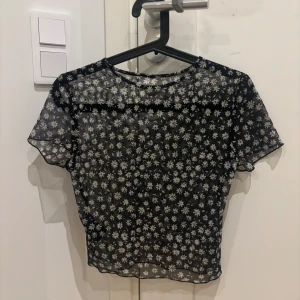 Meshtopp - Knappt använd, mesh material med blommor