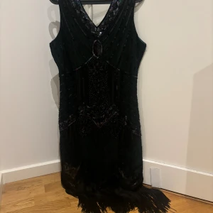 Paljettklänning - Perfekt till 20-talsfest eller annat event, ingår accessoarer 