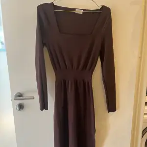 Klänning ifrån Obsessions Stockholm modell Elin dress  Endast använd 2 gånger, mycket fint skick.  Slits på ena sidan, storlek S Nypris 1200 