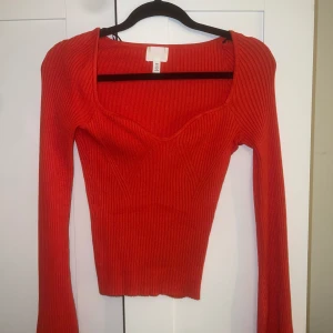 Röd/Orange tröja - Använd 1 gång. Stretchig i materialet. Normal i storlek.