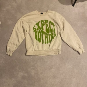 Fin vit tröja - Fin vit tröja med väldigt skönt och mjukt material inuti! Storlek M men passar S lika bra❤️