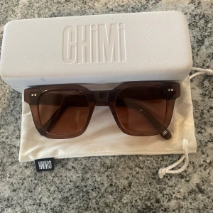 Chimi 004 - Fina solglasögon från chimi. Solglasögonen är i modellen 004 och i färgen Coco. Fint skick, endast använda fåtal gånger. 