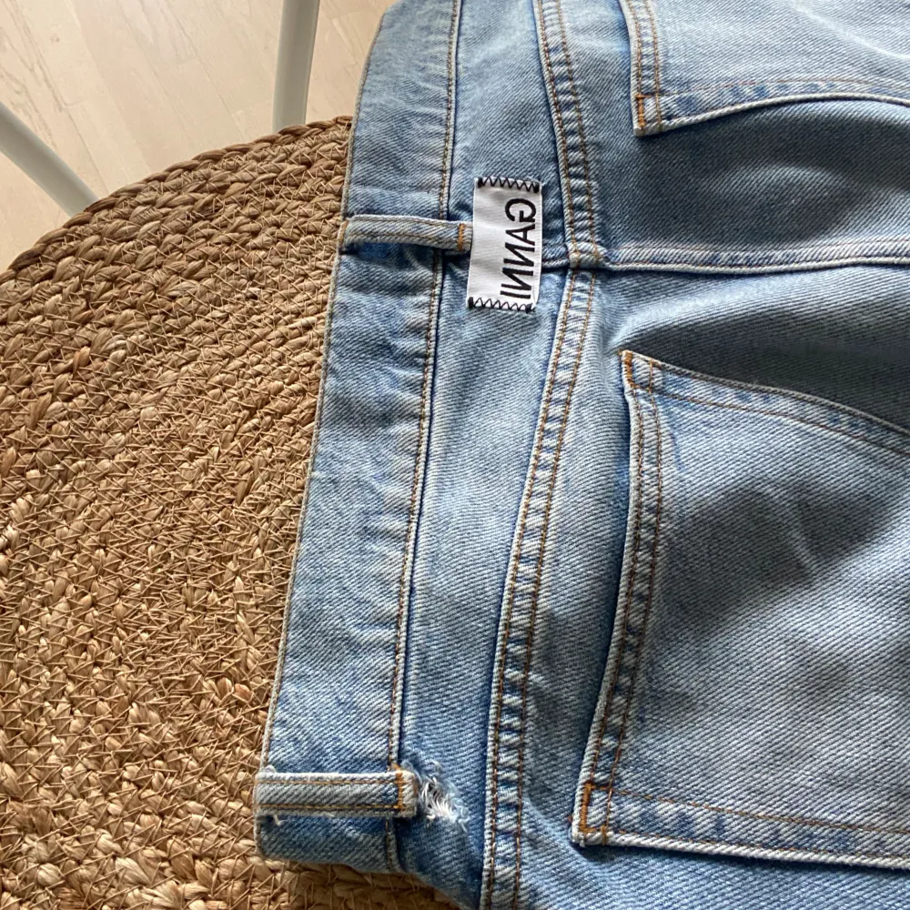 Ljusblå jeans ifrån Ganni med slit nertill  Storlek 29/34, normal i storlek  Jeansen är som nya förutom ett slitage på ena hällan för skärp!. Jeans & Byxor.