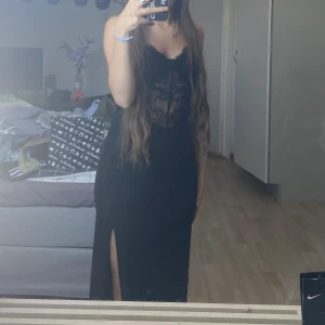 Spets klänning - En jätte vacker ock festlig spets klänning