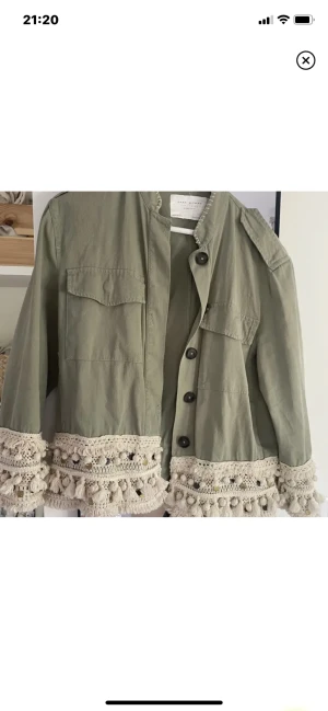 Zara Jacka - säljer denna fina jacka från zara, slutsåld💕💕 köpte på plick förra sommaren men har tyvärr inte kommit till användning