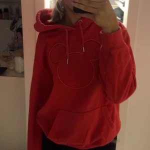 hoodie - röd musse pigg hoodie, typ aldrig använt då jag hatar märken på kläder..