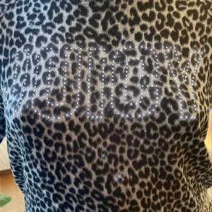 Så snygg mjukiströja / sovtröja från JUICY COUTURE med leopardmönster & logga i rhinestones på bröstet (svårfångat på bild!). Veloursaktigt tyg, supermjuk och gosig! Uppskattningsvis S-M i storlek.