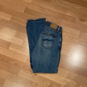 Nudie Jeans - Sköna nudie jeans som passar snyggt till allt. Inga defekter, skriv om du har frågor!🤩