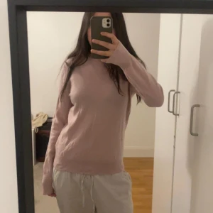 kashmir tröja - säljer denna 100% kashmir tröja som har en jätte fin rosa färg🥰 pris kan diskuteras 