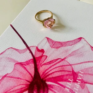 Ring med swarowski hjärta rosa stl 28 - Guldfärgad Ring med vackert swarowski hjärta rosa Sten. Storlek 28. Stainlessteel 