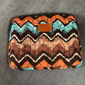 Marc Jacobs dator fodral - Helt ny, köpt på Vinted. För liten för min dator. 24 x 28