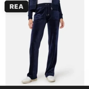 Marin blå Juciy byxor - Hej jag säljer mina jätte fina marin blåa Juciy byxor då dom inte riktigt passa mig. Ni kan gärna skriva till mig om ni skulle vilja ha bild i verklighet hur dom ser ut o vi kan prata om ett pris som känns rimligt för oss båda.💕