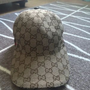 Gucci keps - Äkta Gucci keps kvitto tyvärr finns inte o de därför kepsen är så billigt för mer informationer skriv privat 