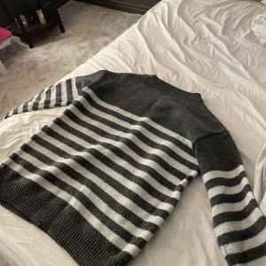 Randig tröja - Säljer Dena fina tröja som knappt är andvänd☺️