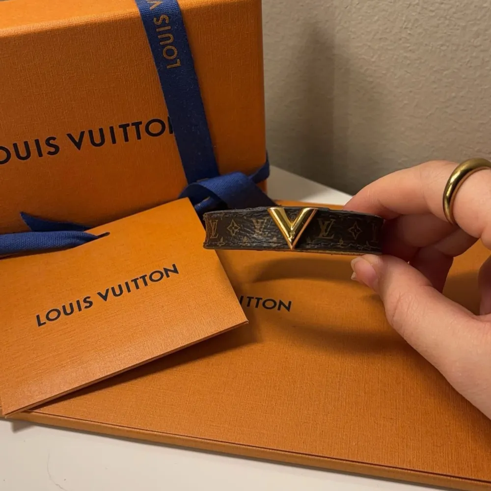 Säljer detta fina Louis Vuitton armband i storlek 17 med alla tillbehör. Såklart äkta! nypris 3000kr. Accessoarer.