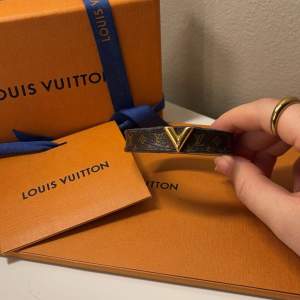 Säljer detta fina Louis Vuitton armband i storlek 17 med alla tillbehör. Såklart äkta! nypris 3000kr
