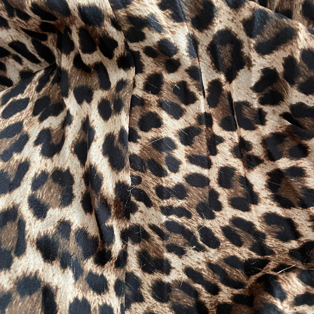 Super trendig leopard långkjol från zara. Gammal kollektion så helt slutsåld. Har gått några trådar (se sista bild) men inget man ser på avstånd. . Kjolar.