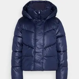Säljer den här jättefina blåa jackan från Gap *inte samma model* men liknande, har ingen luva eller sån krage som på första bilden❤️❤️