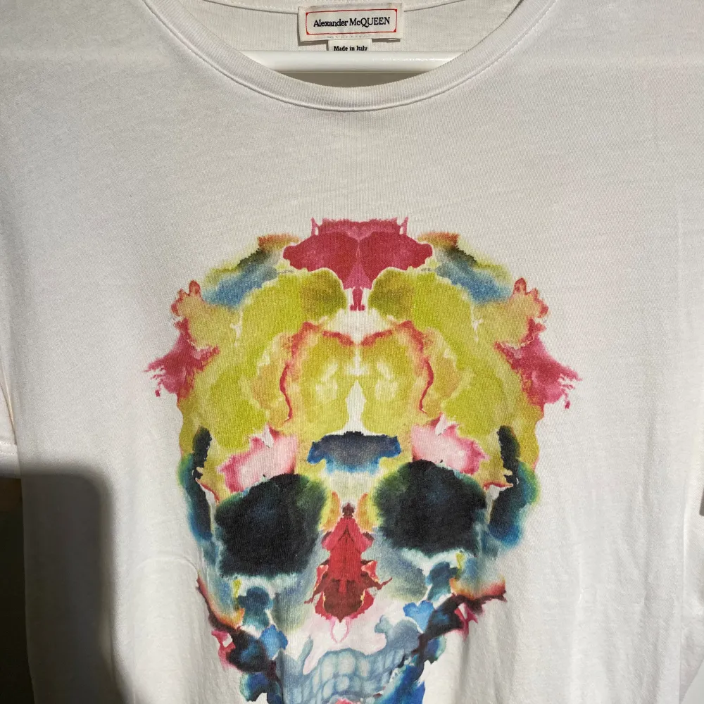Hej, säljer en oanvänd T-shirt från designer märket Alexander McQueen. Nypris va runt 3500kr. Utmärkt skick. Storlek M men passar även S. Säljer för den va för liten. Otrolig kvalite. Pris kan diskuteras. Hör av dig vid intresse! . T-paidat.