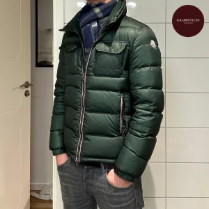 Moncler Demar Giubbotto Vårjacka - Säljer nu min Moncler Demar Giubbotto vårjacka. Jackan är i storlek 1 men passar även storlek 2. En perfekt vår/tidig sommarjacka i färgen olivgrön med avtagbar luva. Jackan finns att hämta i Göteborg men kan även fraktas spårbart via postnord