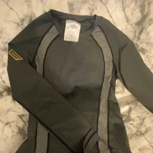 Maya delorez tröja - Jätte fin tränings rid topp från maya som är i tränings material så den är jätte skön att rida med på sommaren och funkar bra under jacka på höst o vinter och under en tunnare jacka på våren. Bra skick, nypris 400kr säljer för 150💗