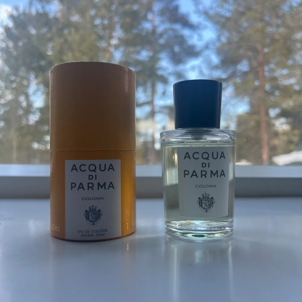 Säljer min Acqua di Parma colonia 50ml Använd ca 5 gånger så flaskan är praktiskt taget full  Riktigt skön parfym som passar bra nu när det börjar bli varmare ute! Doftar som Italienska citrusfrukter och kommer med garanterat fånga in komplimanger!. Parfym.