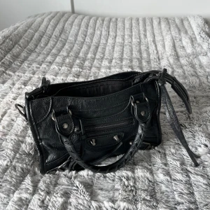 Väska - Lagom stor väska för alla tillfällen, använder inte längre, axelband tillkommer💕