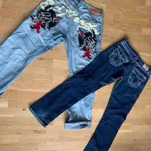 Två par Feta Ed hardy o true religions jeans‼️ Rare Ed hardy Jeans från 2009 - 1000kr Strlk 34 x 34 True religion jeans - 600kr strlk 33