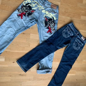 ED HARDY TRUE RELIGION JEANS - Två par Feta Ed hardy o true religions jeans‼️ Rare Ed hardy Jeans från 2009 - 1000kr Strlk 34 x 34 True religion jeans - 600kr strlk 33