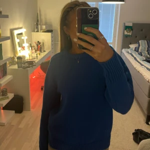 Stickad tröja - Säljer en jättefin blå stickad tröja från Carin Wester. Använts några gånger men i toppen skick! Den är i storlek XS men passar på mig som vanligtvis har S/M! Ny pris 700kr. Skriv privat för frågor eller fler bilder!💙