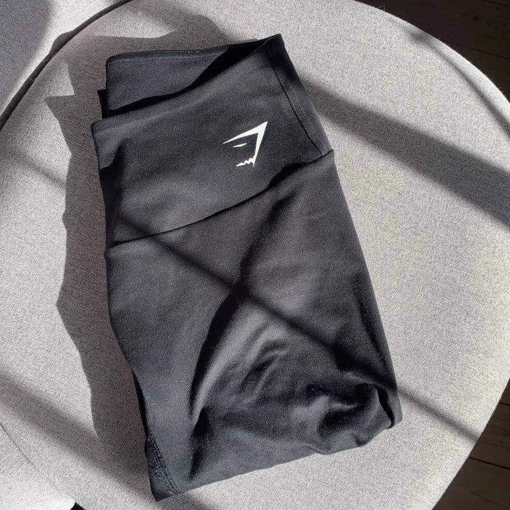 Svarta gymshark tights, otroligt skönt material🌟 finns defekter, ex på knät som man kan se på sista bilden, därav priset. Övrigt.