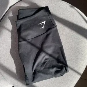 Svarta gymshark tights, otroligt skönt material🌟 finns defekter, ex på knät som man kan se på sista bilden, därav priset