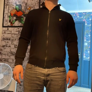 lyle & scott halfzip/quarter zip - Är i Exremt bra skick andvändt den ungefär 3 gånger det är en halfzip/quarter zip tröja. Köpt för 1000 kr. Om fler bilder eller frågor är det bara att skriva 