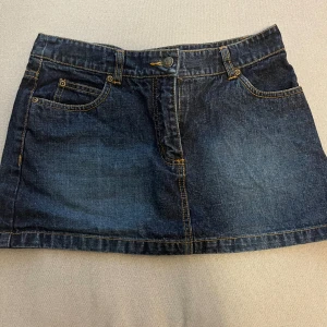 Jeanskjol  - Säljer denna jätte snygga mörkblå jeanskjolen från H&M! Har endast provats men aldrig använts!  Skriv privat för fler bilder eller frågor💞