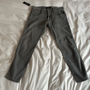 Replay jeans anbass - Tjenare, säljer ett par sprillans nya Replay Jeans. Modellen heter anbass, de sitter slim. Tags och allt finns kvar. Storleken är 33/30. Hör av dig vid minsta fundering. 💫💯💭