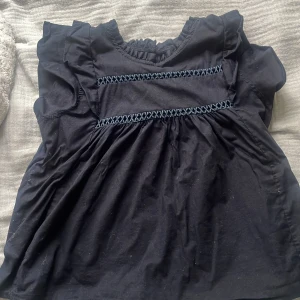 Mörkblå blus - Säljer denna blus från meet me there. Den är använd men väll om hände tagen. Ny pris var runt 350 kr 💕 storlek xxs/xs i en väldigt mörk blå färg.