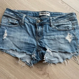 Låg midjade shorts - Perfekta blå låg midjade shorts inför sommaren!☀️Köptes på vinted men tyvärr är dom för små, därav säljs dom. I storlek S men skulle även rekommendera för de med storlek XS! Hör av er om ni har frågor🩷🩷 Högst bud: 210kr