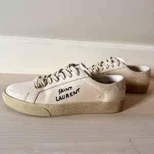 Säljer knappt använda sneakers från Saint Laurent storlek 36. Nypris 7000kr säljes för 5000kr. Kommer med dustbags & box. Finns att hämta i Malmö men kan skickas. Fler bilder skickas vid intresse. 